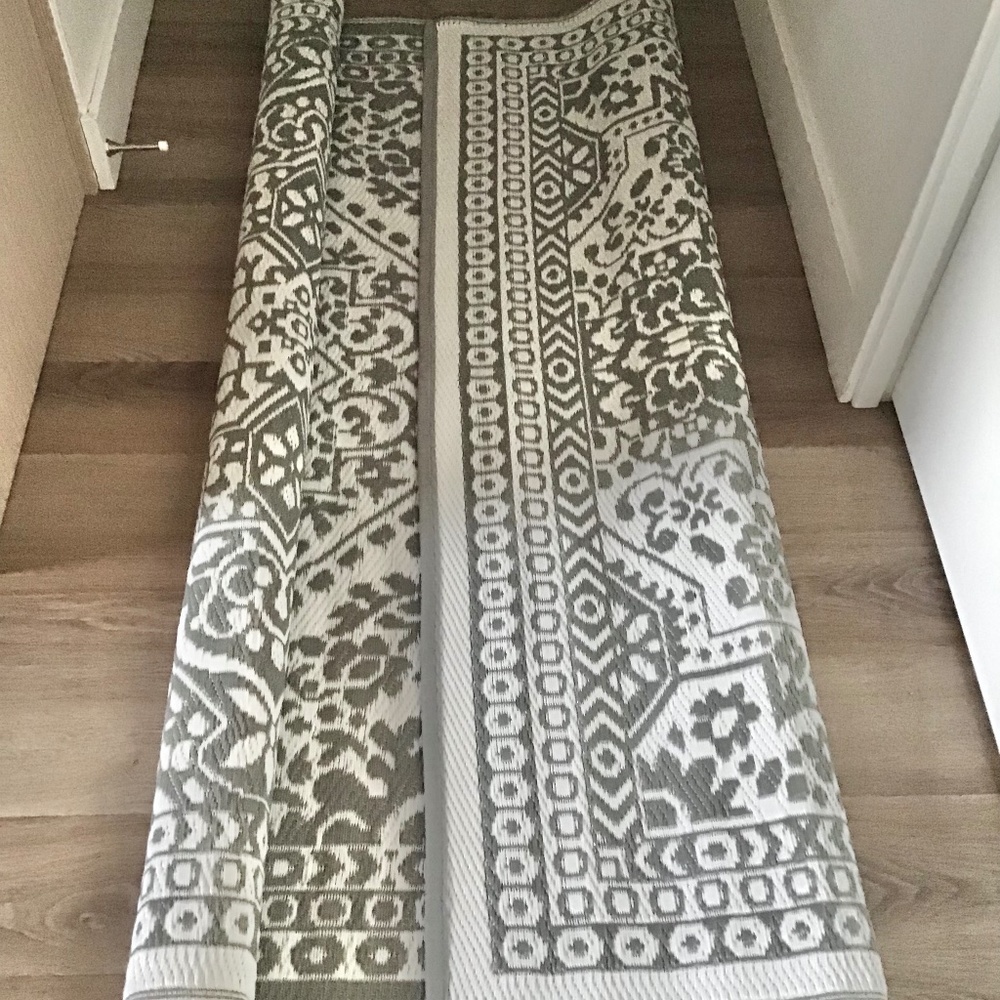 SOLD! ❤️ Outdoor Rug in Modern Grey + White Pattern -Brand New!